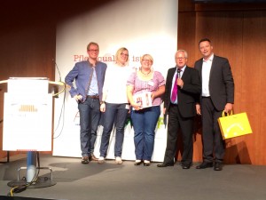 Die drei Preisträger des dritten Preises: Johanna Hörmann, Daniel Kluger, Lina Niedersteberg  und  Klaus Notz (Vorstandsmitglied der DGF und Juror), Hr. Müller (PULSION Medical Systems SE)