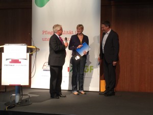 Klaus Notz (Vorstandsmitglied der DGF und Juror), Nina-Sophia Lampe (1.Preis), Hr. Müller (PULSION Medical Systems SE)